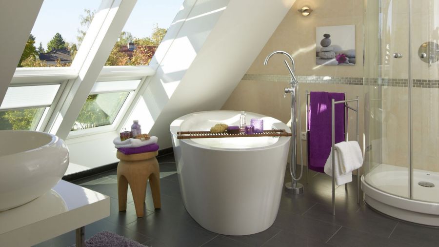 Badewanne unter Dachfenstern mit Blick nach draußen
