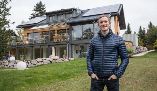 Ski-Star und Biathlon-Weltmeister Benedikt Doll vor seinem Haus mit Garten