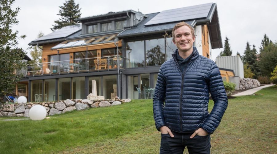Ski-Star und Biathlon-Weltmeister Benedikt Doll vor seinem Haus mit Garten