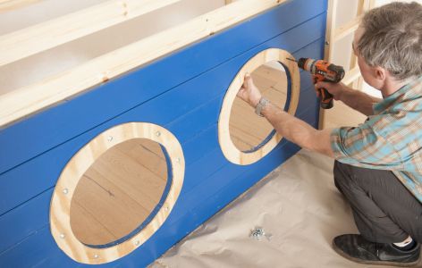Bullaugen für Kinderbett montieren