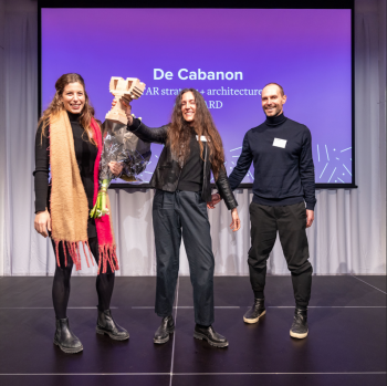 Die drei Preisträger der Cabano nehmen auf der Preisverleihung in Rotterdam den Interior-Award in Empfang.