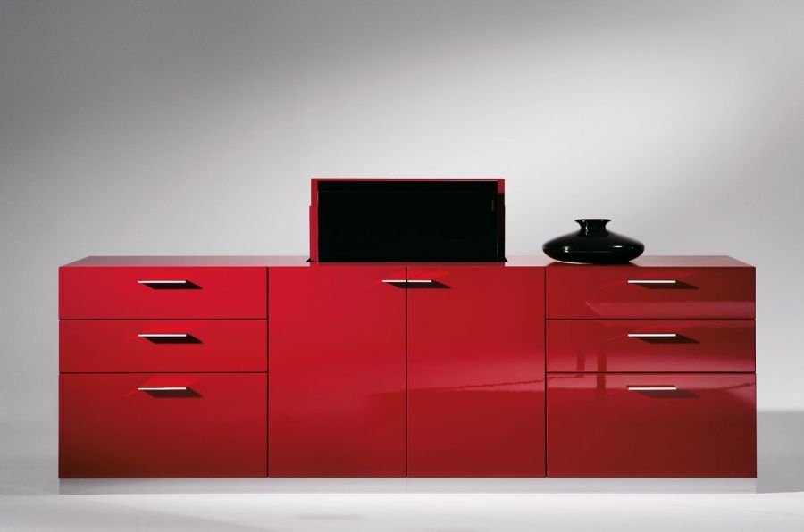Flachbildfernseher verschwindet im Sideboard