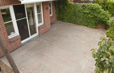 Gepflasterte Terrasse