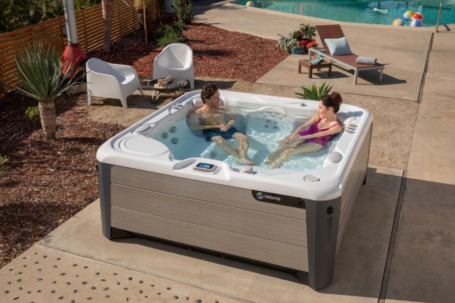 Paar entspannt im Whirlpool im Garten