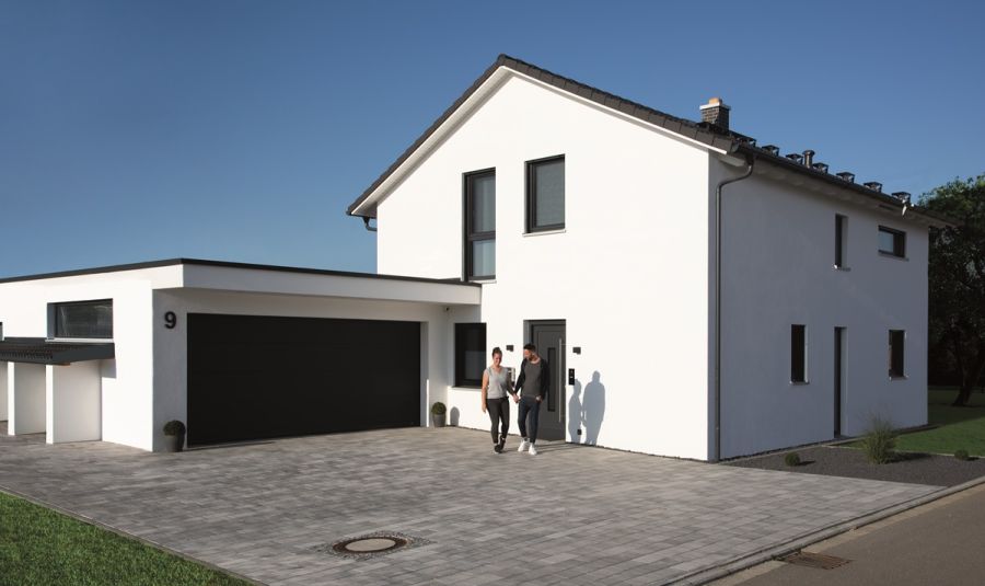 Einfamilienhaus, davor ein Paar