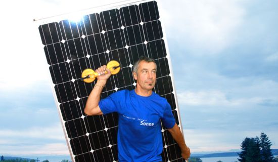 Mann trägt Solarmodul