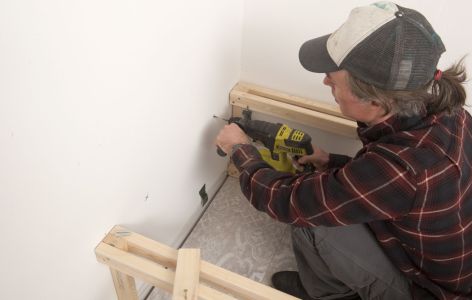 Sitzbank an Wand anschrauben