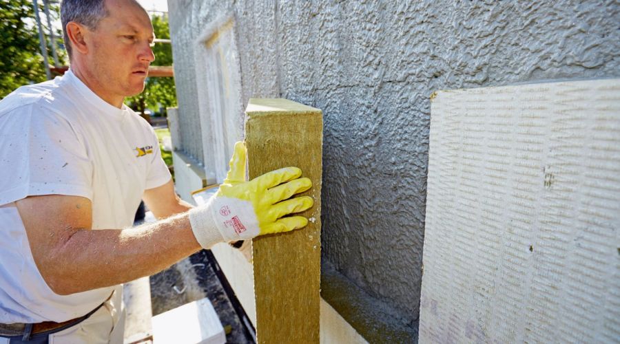 Dämmung wird auf der Fassade angebracht