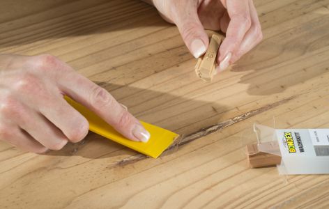Tisch restaurieren: Löcher füllen vorm Streichen