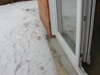 Winterbaustelle Haus mit Schnee