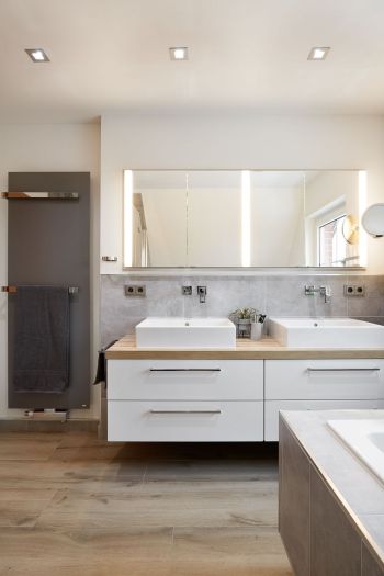 Decken- und Spiegelbeleuchtung im Badezimmer