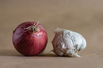 Zwiebeln und Knoblauch