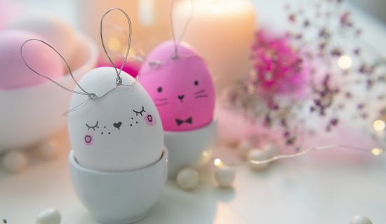 Ostereier Deko selber machen Eier kunstvoll bemalen gestalten Häschen Hase Junge Mädchen Osterbuffet