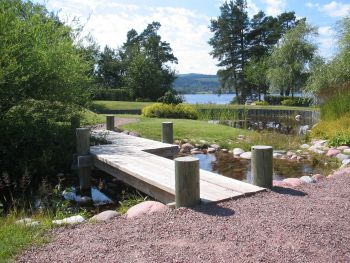 Garten mit Kieswegen