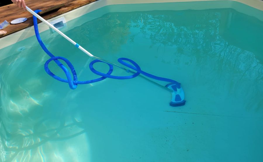Poolwasser Pool reinigen mit Poolsauger