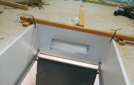 Dachboden Treppe Futterkasten ausrichten