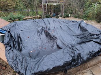 Abdeckplane über den Pool spannen