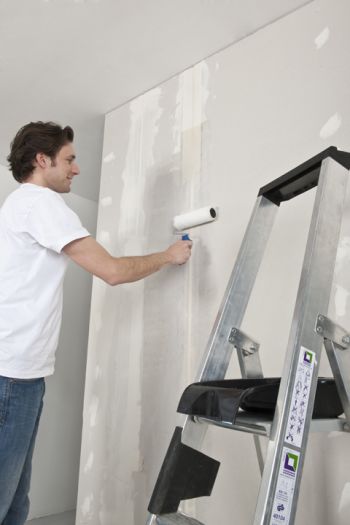 Grundierung auf Trockenbauwand aufbringen