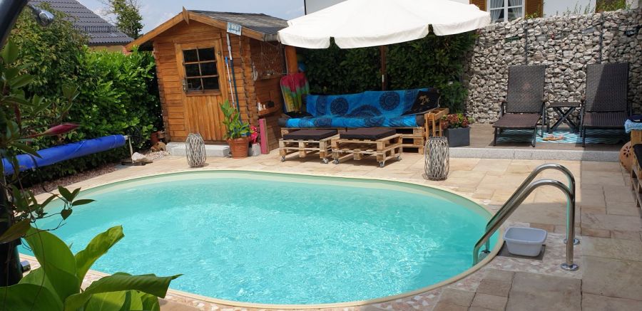 Kleiner Pool im Garten
