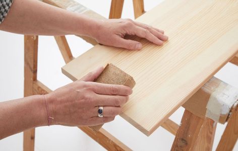 Hochbeet für den Balkon selber bauen Anleitung: Holzteile zusägen