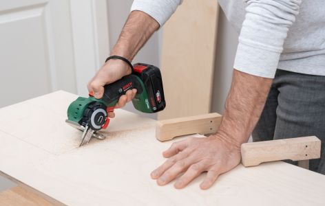 Die Aussparungen werden mit der Stichsäge gesägt