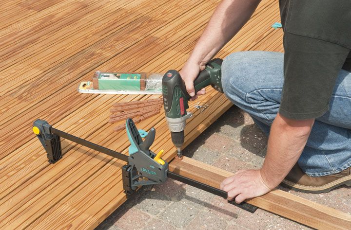 Lagerhölzer werden mit Terrassendielen verschraubt