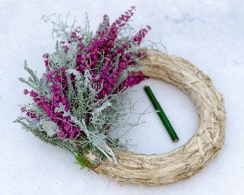 Strohröhmer, umwickelt mit Heidekraut und anderen Pflanzen