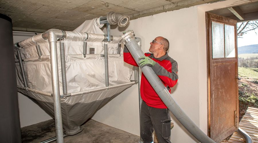 Pelletlager mit Pelletsilo anlieferung holzpellets lieferung saugrüssel lager befüllen