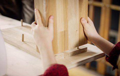 Zwei Bretter werden mit Dübeln verleimt