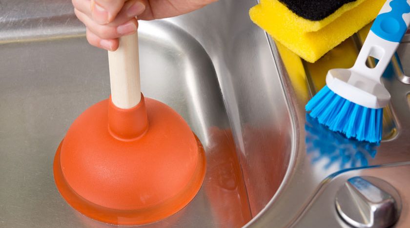 Pömpel wird angesetzt, um eine Verstopfung zu lösen