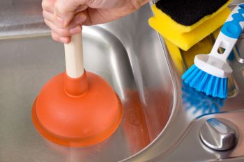Pömpel wird angesetzt, um eine Verstopfung zu lösen