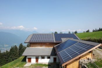Photovoltaik Anlage PV anlage nutzen Sonne auf Hausdach