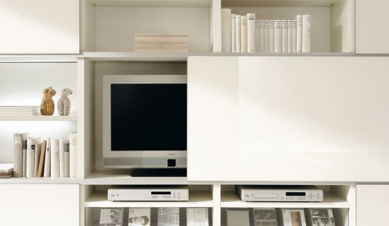 TV-Gerät verschwindet hinter Schiebetür im Möbel