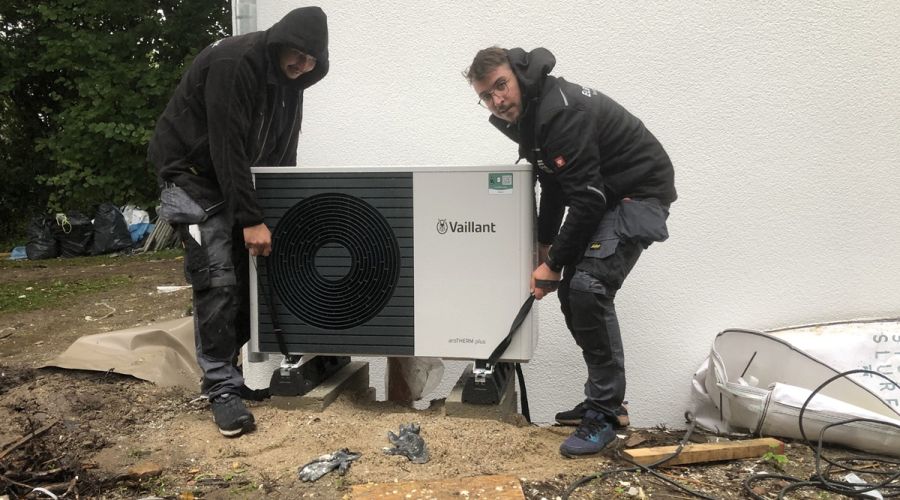Wärmepumpe wird montiert