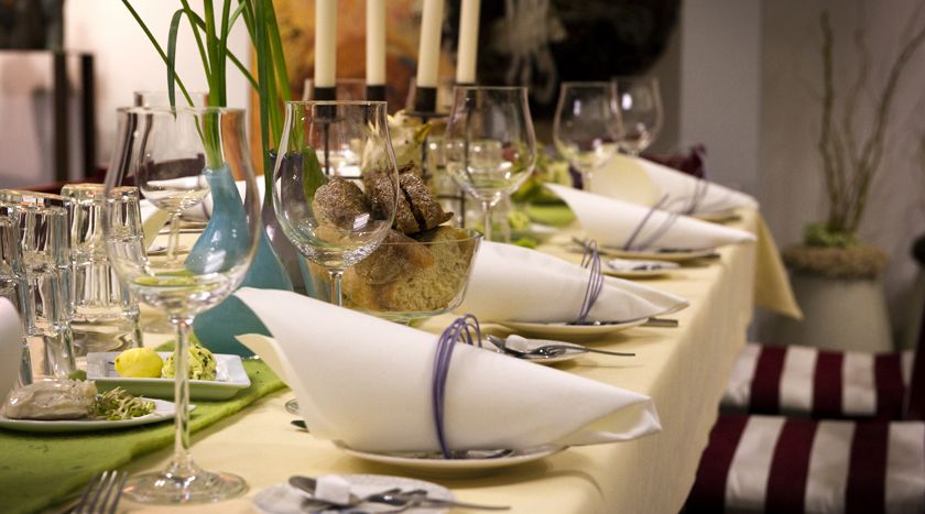 Besteckanordnung festlich Tisch richtig decken