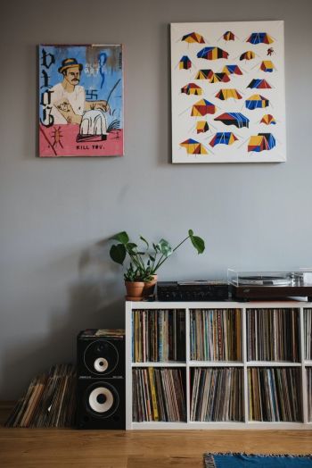 Zwei Bilder hängen an einer Wand