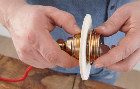 Designerlampe Fassung einsetzen