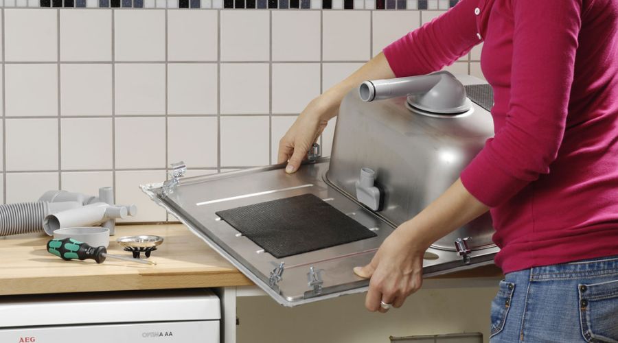 Küchenspüle in den vorbereiteten Ausschnitt der Arbeitsplatte einsetzen