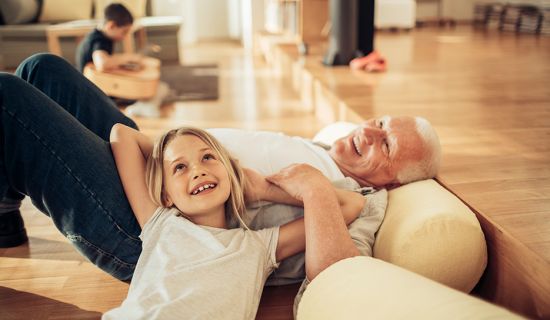 Mehrgenerationenhaus: Opa mit Enkeln