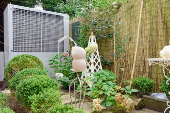 Wärmepumpe im Garten