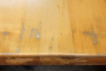 Wasserflecken auf lackiertem Holz