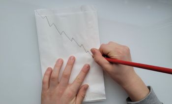 Schnittkante auf Brottüten für Papierstern