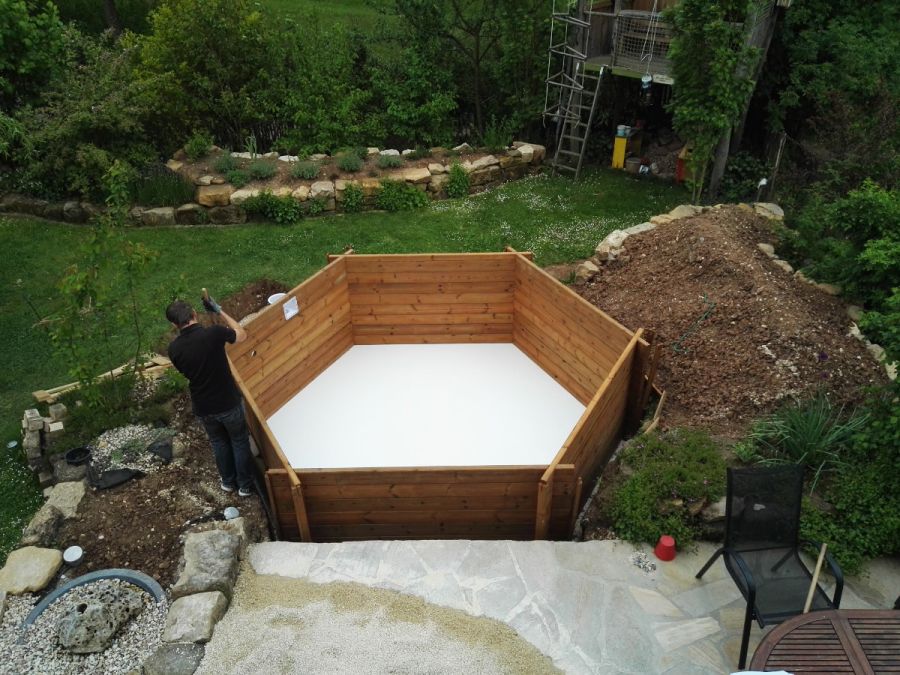 Holzpool wird aufgebaut