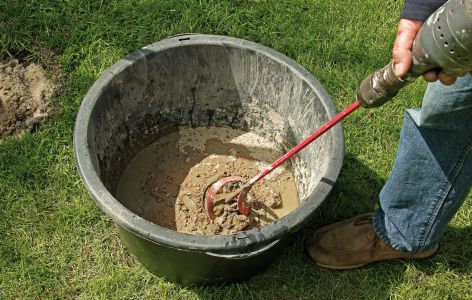 Beton wird im Eimer angerührt
