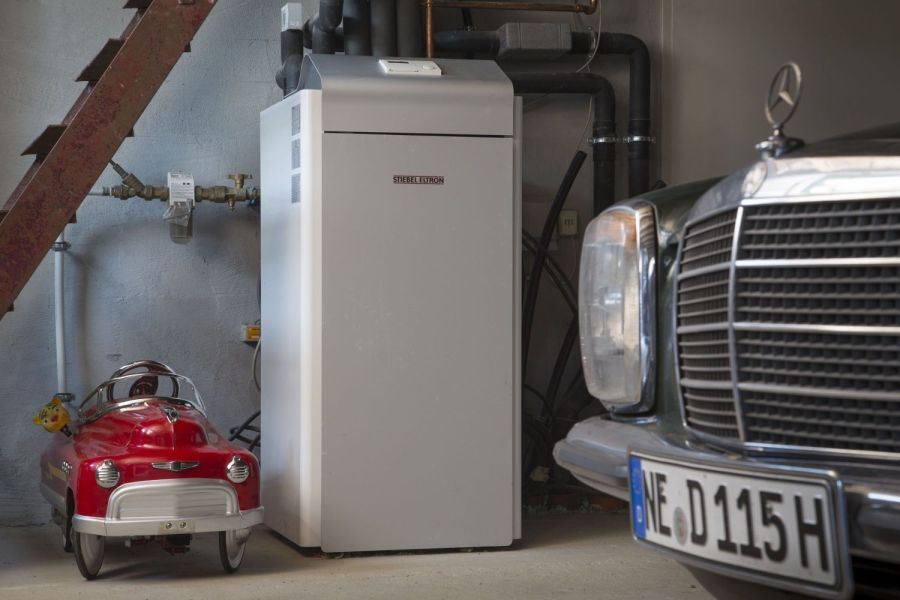 Wärmepumpe neben altem Benz