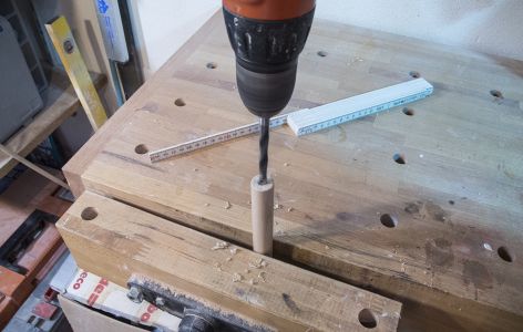 Löcher in Holzstab bohren