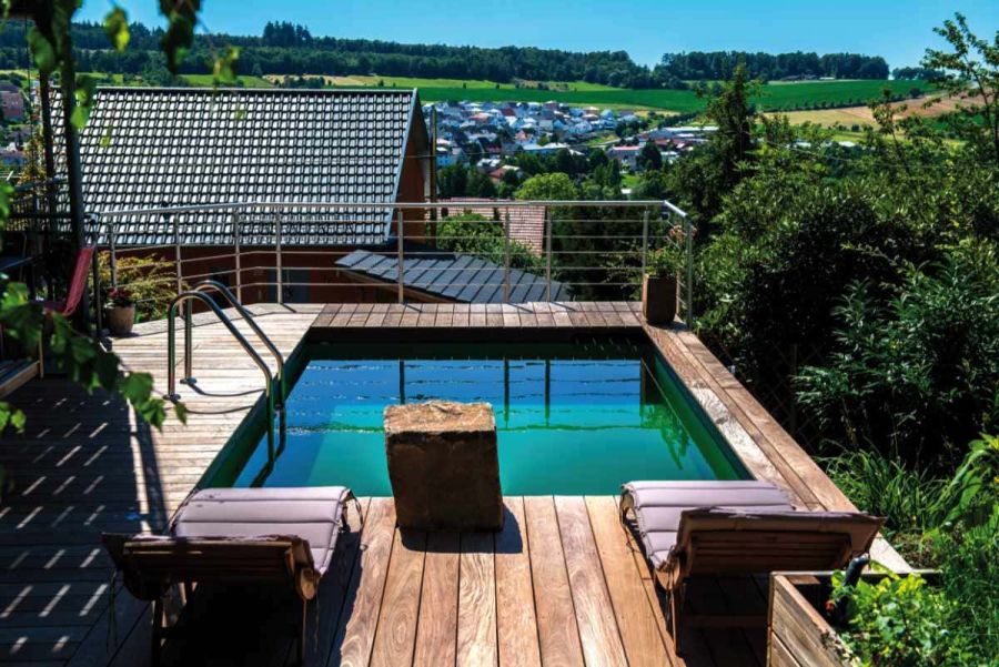 Pool mit Holzterrasse am Hang