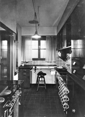 Schwarz-Weiß-Foto der "Frankfurter Küche"