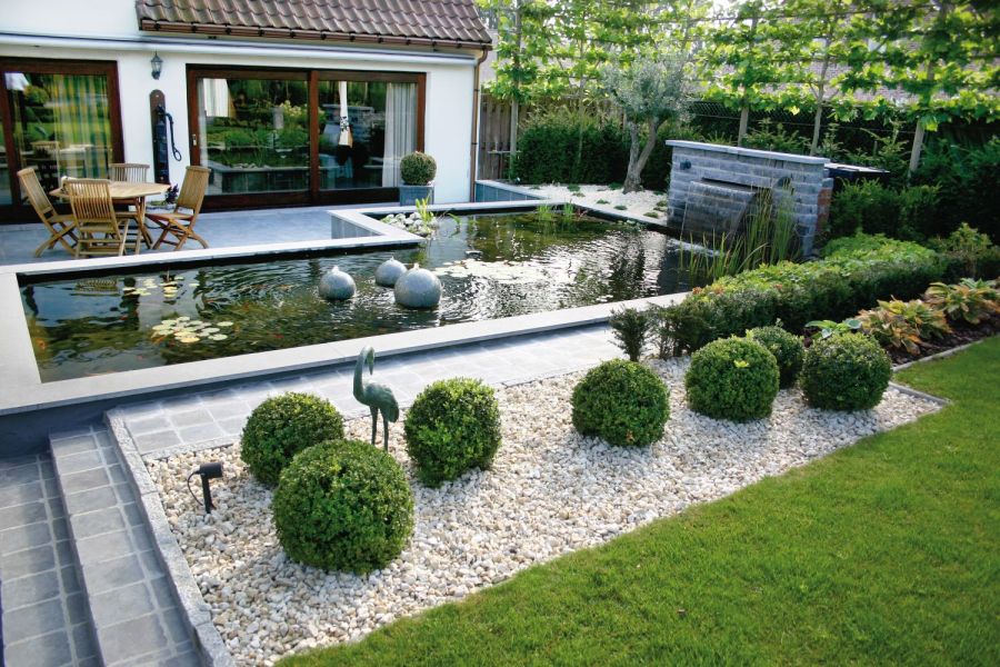 Moderner Gartenteich an Terrasse