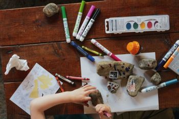 Kinder beschäftigen im Haus: Kreativ sein und basteln